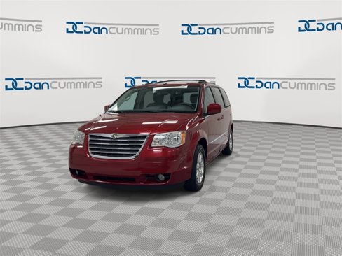 Used 2010 Chrysler Town & Country Touring image 3