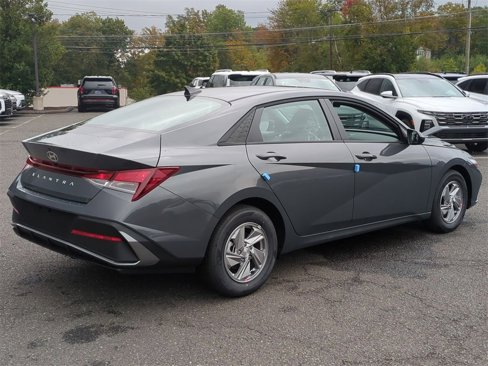 Certified 2025 Hyundai Elantra SE w/ Cargo Package image 3