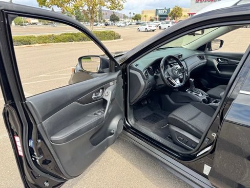 Used 2020 Nissan Rogue SV w/ Premium Package image 23