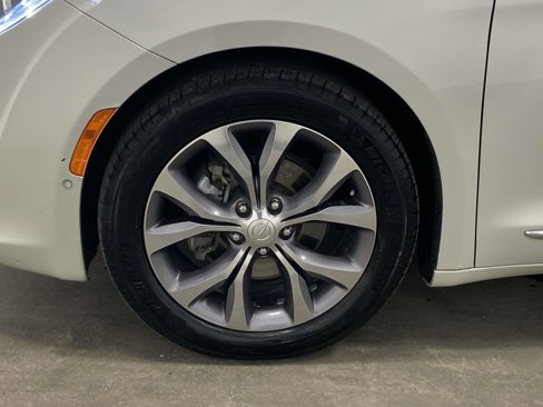 Used 2020 Chrysler Pacifica Limited image 8
