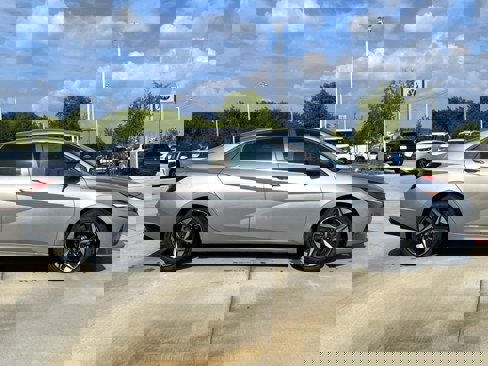 Used 2023 Hyundai Elantra Limited image 9