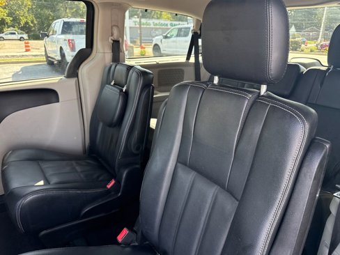 Used 2014 Chrysler Town & Country Touring image 17