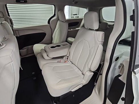 Used 2017 Chrysler Pacifica LX image 29