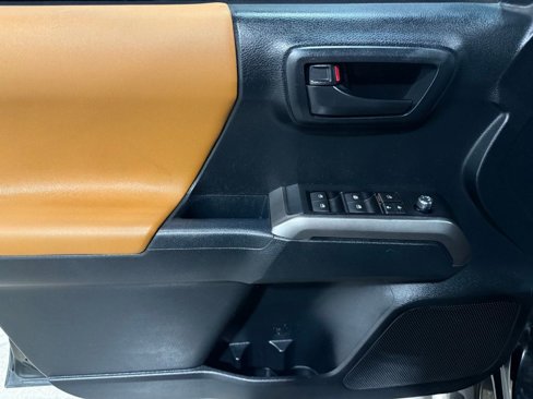 Used 2016 Toyota Tacoma SR5 image 12
