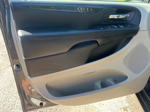 Used 2019 Dodge Grand Caravan SE w/ UConnect Hands-Free Group image 10