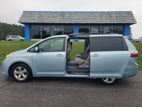 Used 2015 Toyota Sienna LE image 12