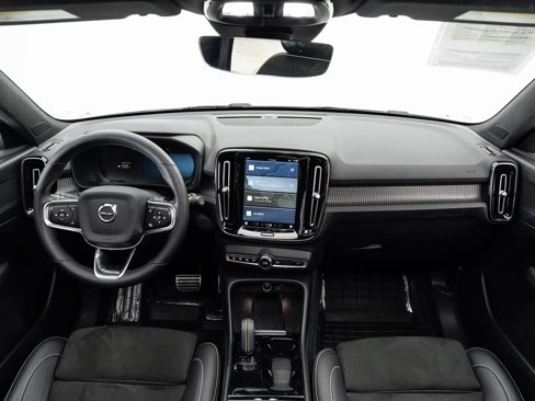 Used 2022 Volvo XC40 P8 Recharge Plus image 20