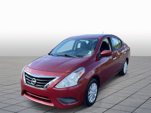 Used 2018 Nissan Versa SV image 3