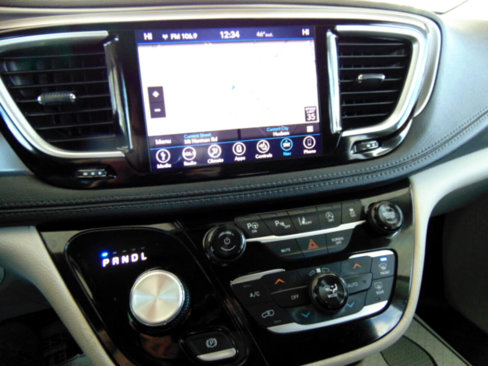 Used 2018 Chrysler Pacifica Limited w/ Tire & Wheel Group image 8