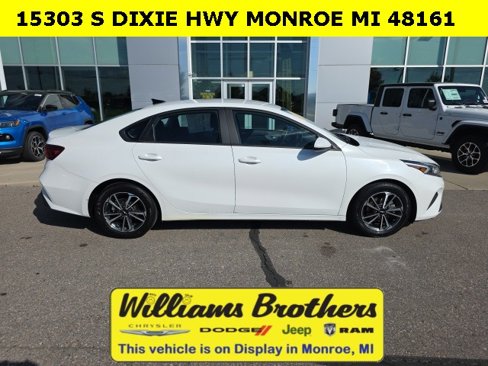 Used 2023 Kia Forte LXS image 4