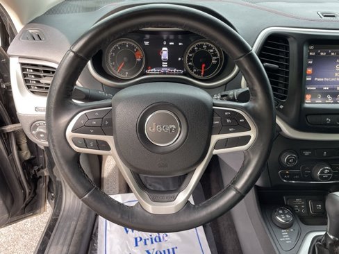 Used 2018 Jeep Cherokee Trailhawk image 11