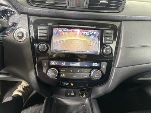 Used 2018 Nissan Rogue SV image 22