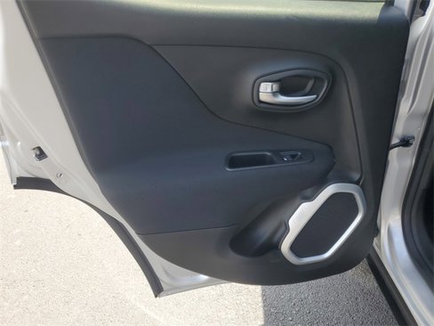 Used 2018 Jeep Renegade Latitude image 13