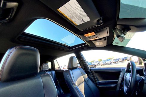Used 2018 Toyota RAV4 SE image 19