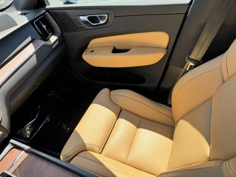 Certified 2023 Volvo XC60 B5 Ultimate w/ Climate Package image 15