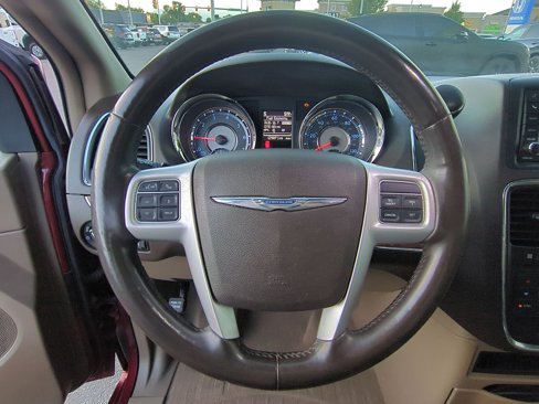 Used 2016 Chrysler Town & Country Touring w/ Driver Convenience Group image 17