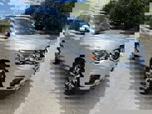 Used 2019 Nissan Pathfinder SV image 1