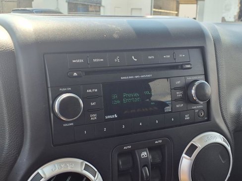 Used 2015 Jeep Wrangler Unlimited Sahara w/ Connectivity Group image 12