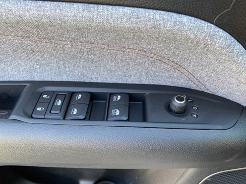 Used 2023 Jeep Compass Latitude image 27