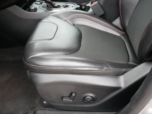Used 2019 Jeep Cherokee Trailhawk w/ Cold Weather Group image 20