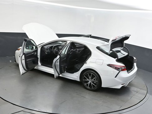 Used 2024 Toyota Camry SE image 2