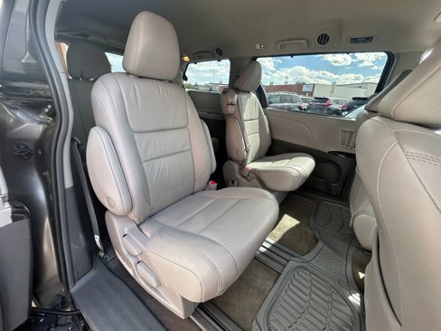 Used 2018 Toyota Sienna XLE image 38