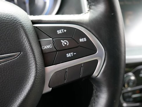 Used 2016 Chrysler 300 Limited image 25