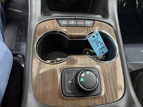 Used 2023 GMC Acadia SLE image 4