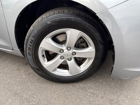 Used 2012 Toyota Sienna LE image 26