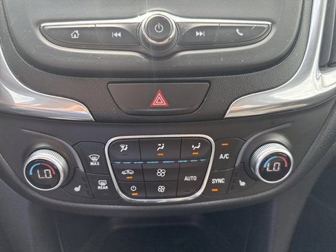 Used 2018 Chevrolet Equinox LT image 18