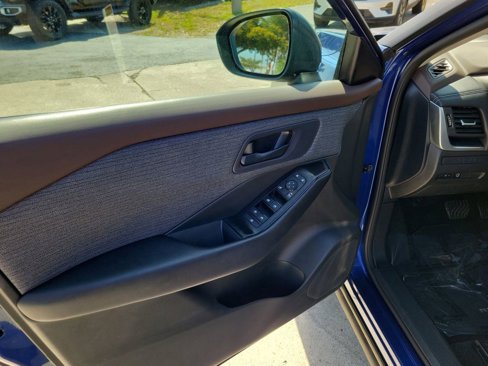 Used 2023 Nissan Rogue S image 21
