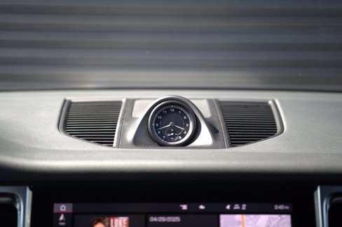 Certified 2023 Porsche Macan image 34