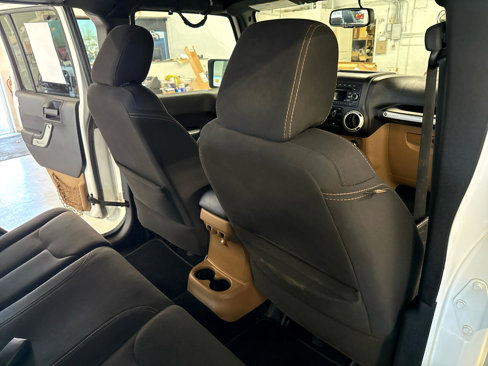 Used 2015 Jeep Wrangler Unlimited Rubicon w/ Max Tow Package image 48