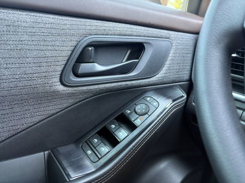 Used 2021 Nissan Rogue S image 10
