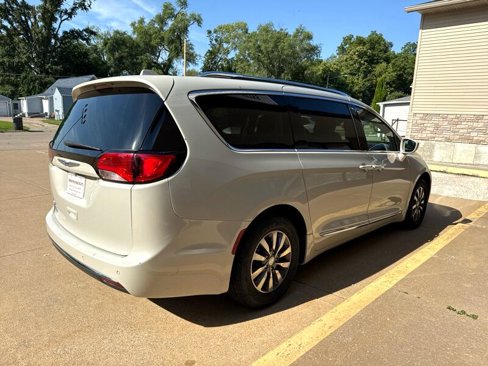 Used 2019 Chrysler Pacifica Touring-L Plus image 4