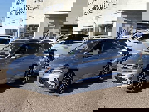 Certified 2025 Volkswagen Jetta SE image 4