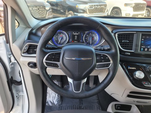 Used 2020 Chrysler Voyager L image 13