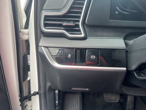 Used 2024 Kia Sportage LX image 15