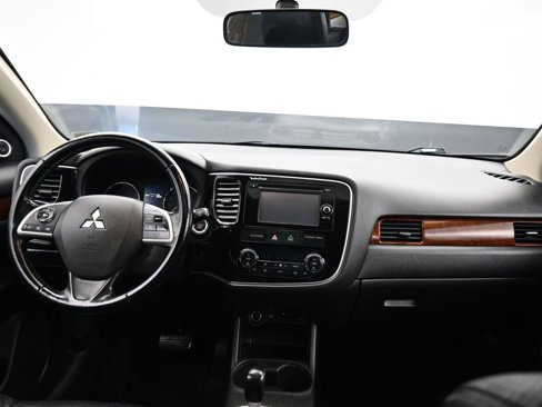 Used 2015 Mitsubishi Outlander SE image 46