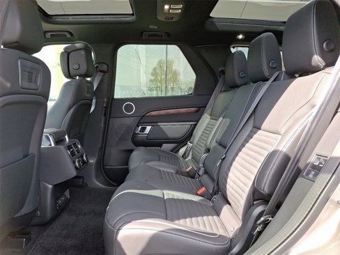 Used 2024 Land Rover Discovery Dynamic SE image 9
