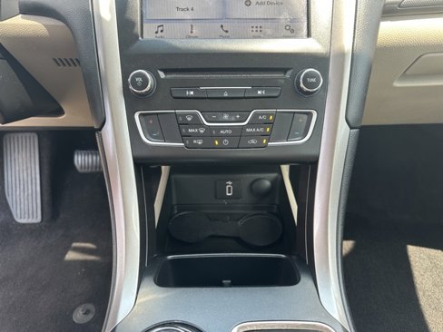 Used 2017 Ford Fusion SE w/ Fusion SE Technology Package image 17