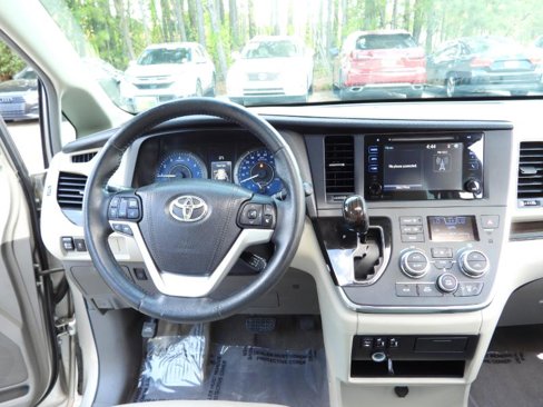 Used 2015 Toyota Sienna XLE image 32