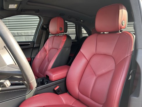 Certified 2025 Porsche Macan image 5