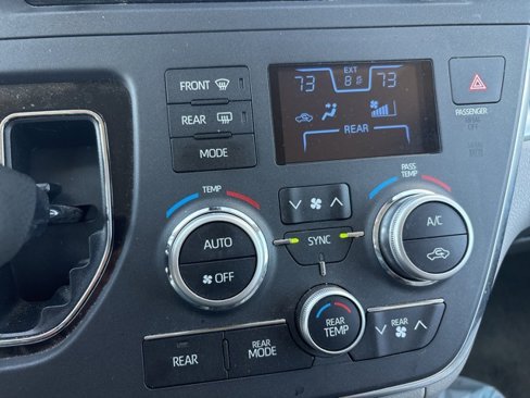 Used 2018 Toyota Sienna LE image 40