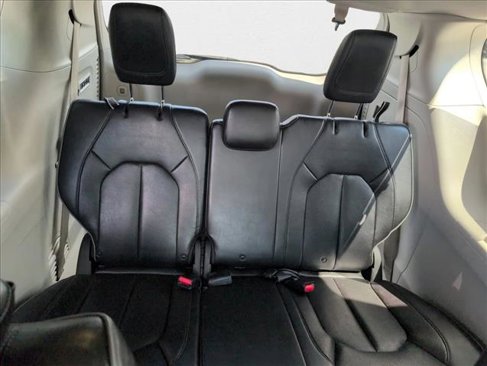 Used 2018 Chrysler Pacifica Limited image 21