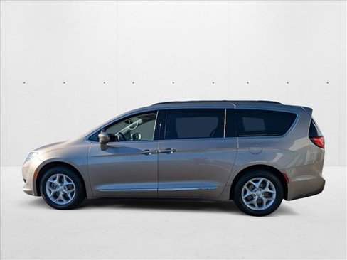Used 2017 Chrysler Pacifica Touring-L image 9
