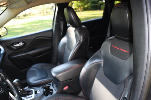Used 2016 Jeep Cherokee Trailhawk w/ Cold Weather Group image 11