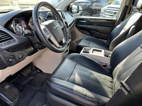 Used 2014 Chrysler Town & Country Touring-L w/ Driver Convenience Group image 10