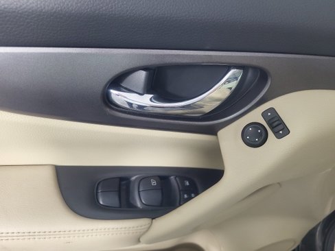 Used 2016 Nissan Rogue SV w/ SV Moonroof Package image 22
