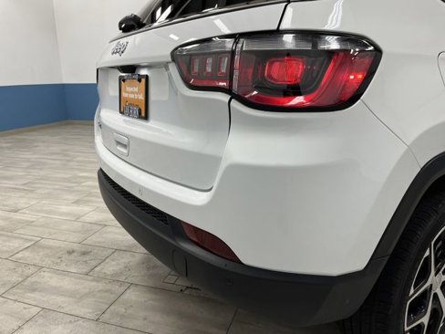 Certified 2024 Jeep Compass Limited image 32